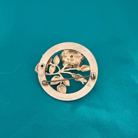 Vintage Gold Floral Brooch with a Pearl - Picture 2 of 4